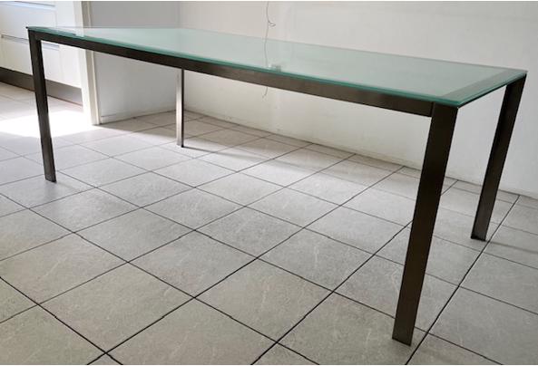 Eettafel en stoelen - FED9C1EC-64F9-4FEE-82B0-E8A3A19F62B1