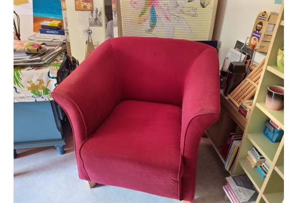 Bordeaurode kuip/cocktailstoel van fluwelige stof. Houten poten. Zit heerlijk. - 17482552641014833280210226509682