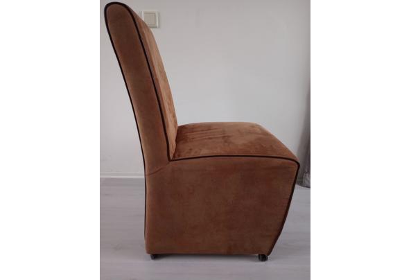 2 bruine suede-look eetkamer stoelen met wielen and greep - IMG_20220206_122614821
