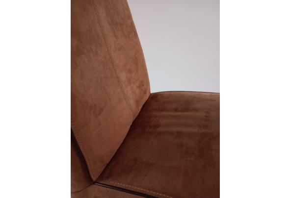 2 bruine suede-look eetkamer stoelen met wielen and greep - IMG_20220206_122653416