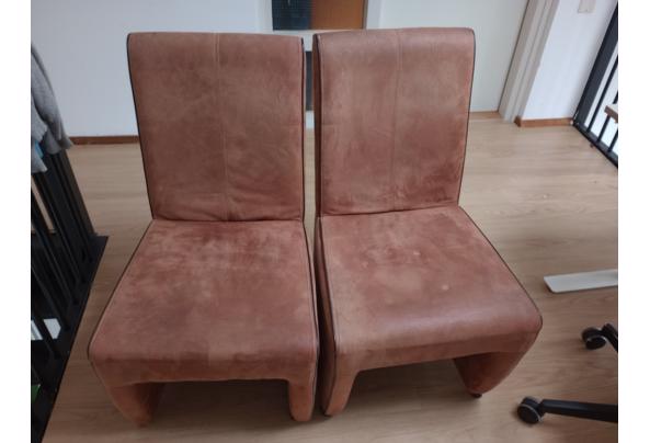 2 bruine suede-look eetkamer stoelen met wielen and greep - IMG_20220206_134843440