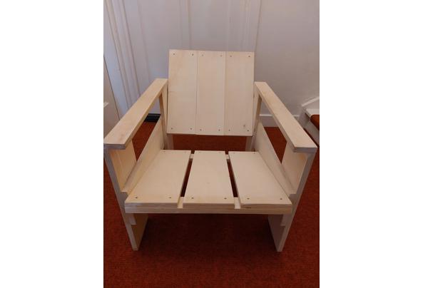 Twee kratstoelen met tafeltje - 20260330_143618