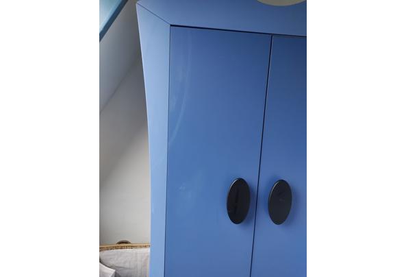 Blauwe kledingkast voor kinderkamer - 00750996-8b9a-409b-8a67-7ee502a06ce0