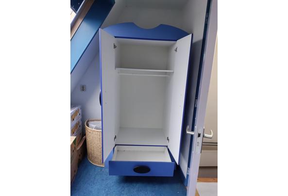 Blauwe kledingkast voor kinderkamer - a0009414-02fd-4154-afdd-d04c774b6810