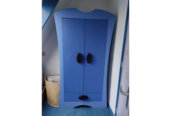 Blauwe kledingkast voor kinderkamer - c2fac276-1096-4fd7-9695-3164de799432