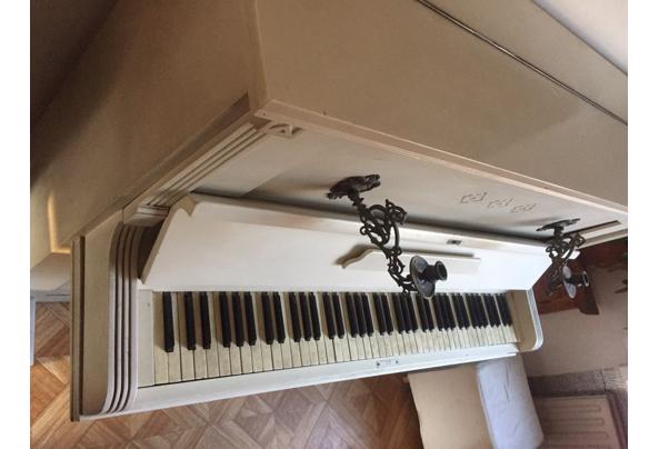 Oude krakkemikkige piano - piano2
