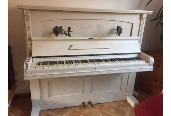 Oude krakkemikkige piano - piano4