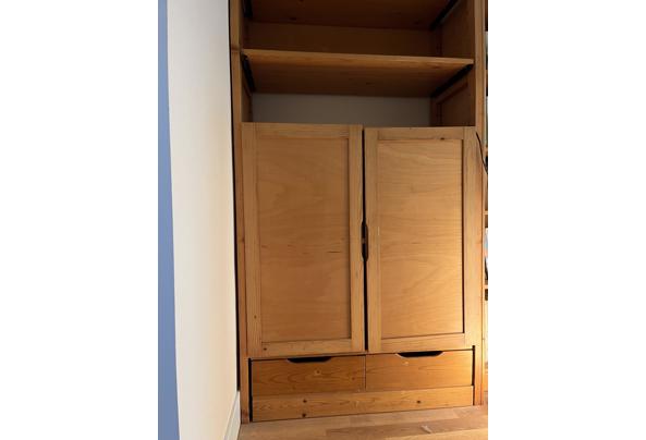 Hoge boekenkast met planken en deurtjes - A1620321-D837-4565-8517-6998F10AC978