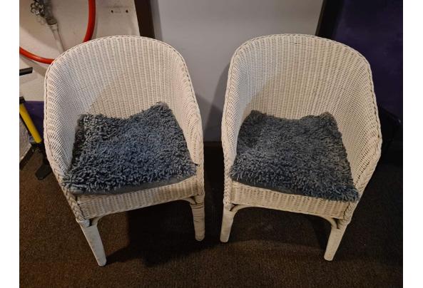 Twee witte rieten stoeltjes - WhatsApp-Image-2021-04-11-at-21-47-05