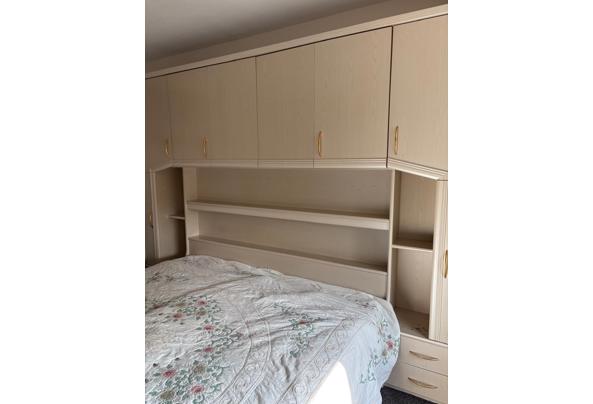Elektrisch bed met ombouw. - 27580625-f10f-4768-bf11-35607519d394