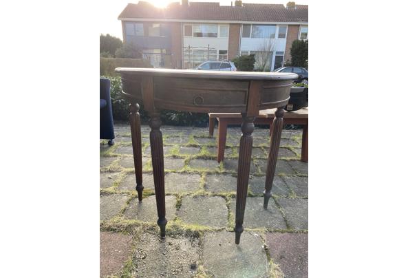 Sidetable halfrond - FEACF082-6E60-47BA-BAB1-85A8E9108532
