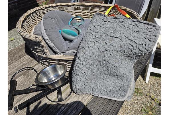 Hondenmand, kleed, riemen en voer/waterbak - 0