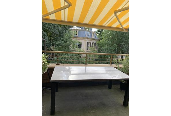 Tafel met stenen blad en metalen onderstel - IMG-2536
