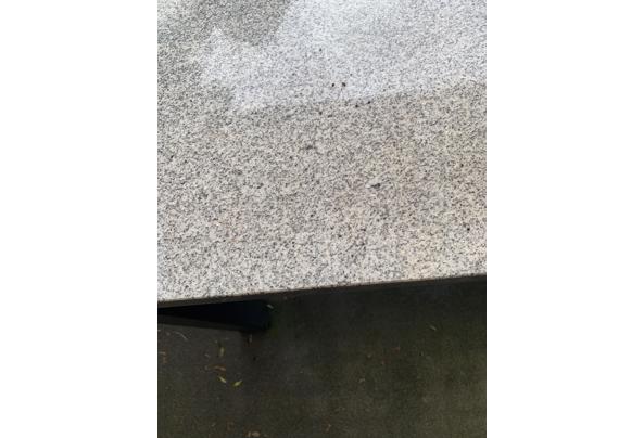 Tafel met stenen blad en metalen onderstel - IMG-2537