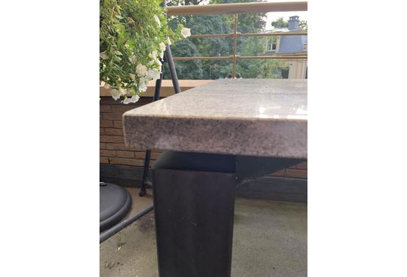 Tafel met stenen blad en metalen onderstel - IMG-2538