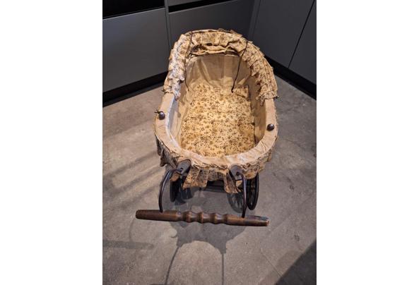 Poppenwagen hout opknappen? Jaren 80 antiek  - b10b0f5b-8ee8-4f77-9796-49e4d2d72fee