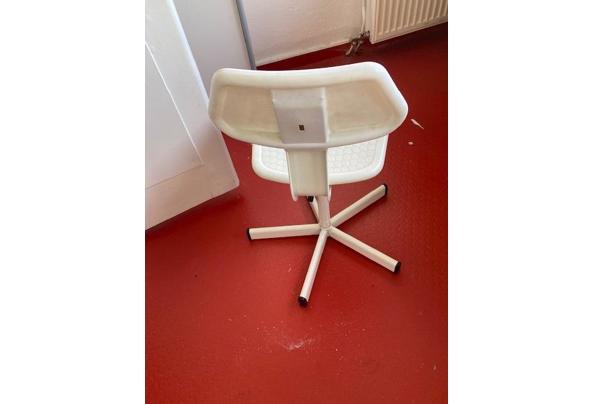 twee kinderbureaustoelen rood en wit - bureaustoeltje-5