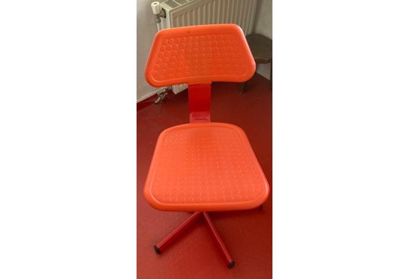 twee kinderbureaustoelen rood en wit - bureaustoeltje-7