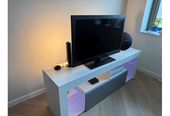 Gratis af te halen: Tv-meubel 140 cm met LED-verlichting - Foto-3