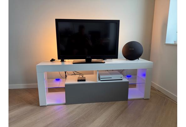 Gratis af te halen: Tv-meubel 140 cm met LED-verlichting - Foto-5