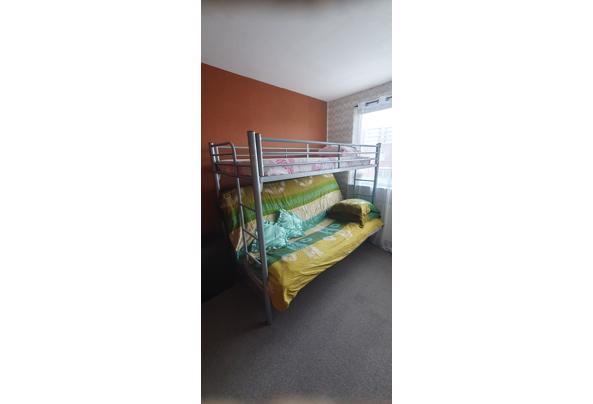 3 persoons inklapbaar stapelbed, kledingkast, cd kast met glazendeur, instaptrap voor honden, 2x rieten zitstoelen,  - 20251029_111437