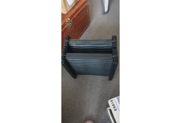 3 persoons inklapbaar stapelbed, kledingkast, cd kast met glazendeur, instaptrap voor honden, 2x rieten zitstoelen,  - 20251105_091042