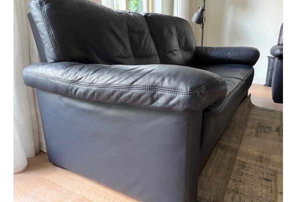 2 zits bank bekleed met donkerblauw leder. - Zitbank-2,5-zits-zijaanzicht-2_638823981004041075