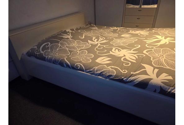 Tweepersoonsbed met lattenbodem en matrassen - IMG-20260415-WA0016