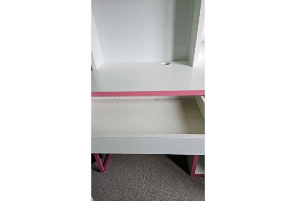 Kinderbureau wit met roze - 20260510_124741 Kinderbureau wit met roze - 20260510_124741