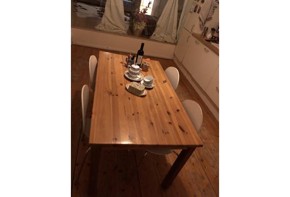 Houten eettafel en 4 witte stoelen - IMG_9218