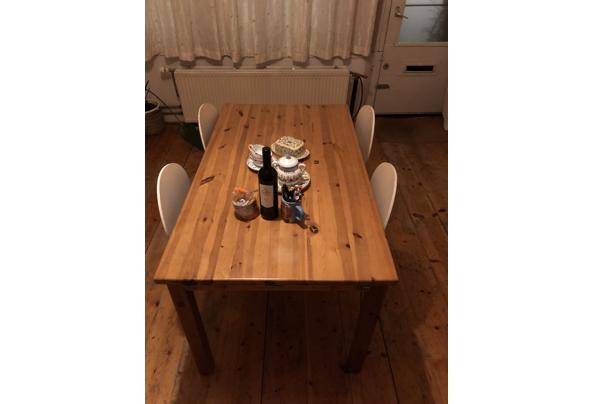 Houten eettafel en 4 witte stoelen - IMG_9221