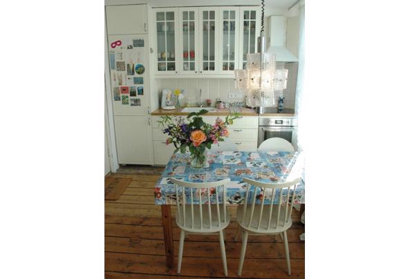 Houten eettafel en 4 witte stoelen - keuken_eettafel