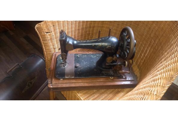 Ongeveer 80 jaar oude naaimachine - 17522189772064247088270400219229
