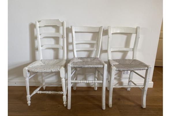 Brocante witte houten stoeltjes (per 3 op te halen) - 0F2940DC-5BEB-4735-A2CC-B008F7F593A9