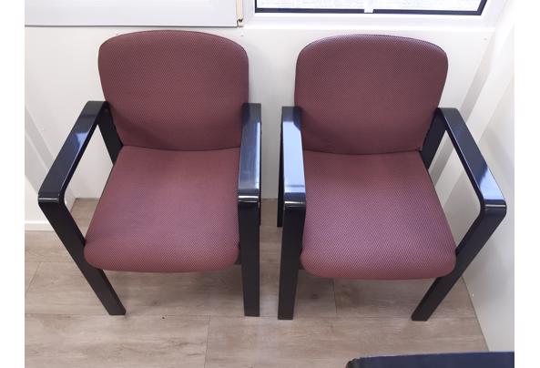 stoelen met armleuning en stoffen bekleding - 20211019_115340