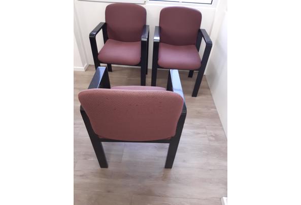 stoelen met armleuning en stoffen bekleding - 20211019_115351
