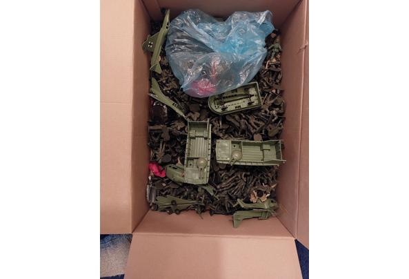 Doos vol plastic soldaatjes en voertuigen.  - 20251216_145226