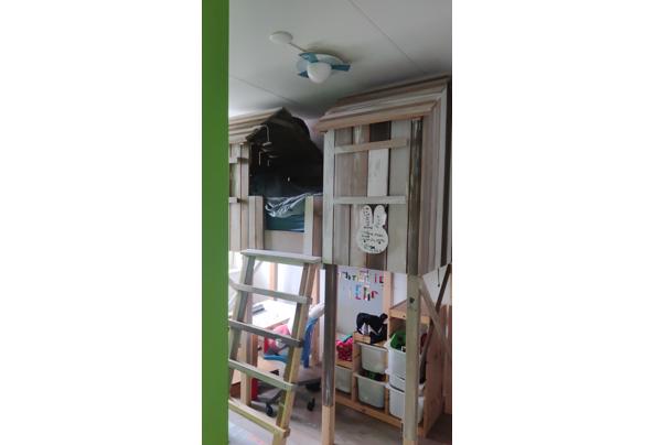 Huisjesbed, bureaus, stoelen en kleed.  - IMG-20251209-WA0122