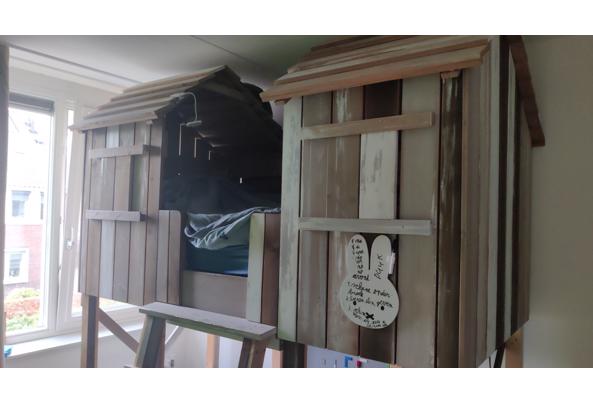 Huisjesbed, bureaus, stoelen en kleed.  - IMG-20251209-WA0123