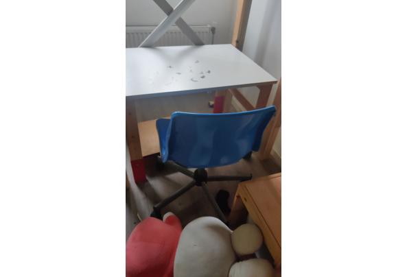 Huisjesbed, bureaus, stoelen en kleed.  - IMG-20251209-WA0125