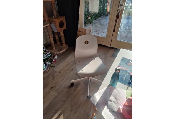 Huisjesbed, bureaus, stoelen en kleed.  - IMG_20251226_102805