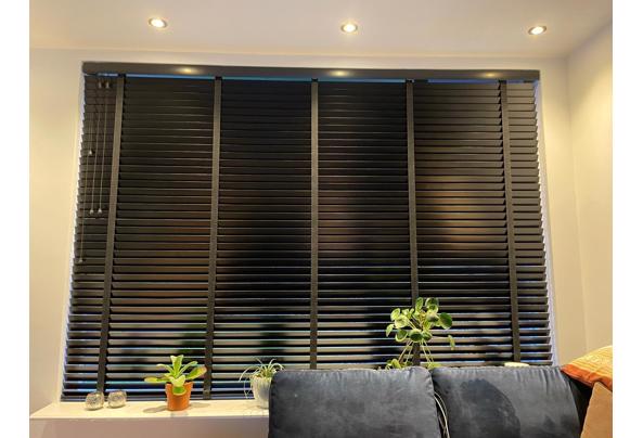 Mooie zwarte shutters  - 1e454ea8-22ef-4a53-96eb-cf82f330b92e