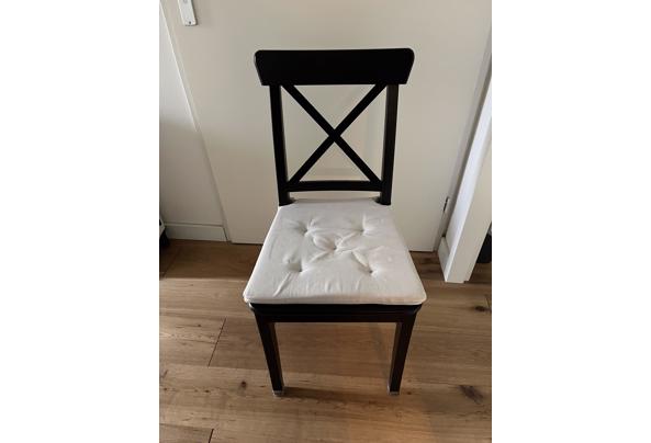 4 stoelen (2 wit, 2 zwart) met kussentjes - IMG_6818