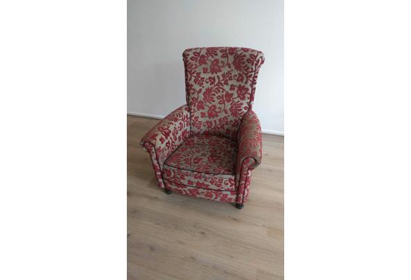 Gebruikte stoel van stof met rood en grijs bloemenpatroon - WhatsApp-Image-2021-08-30-at-15-25-41