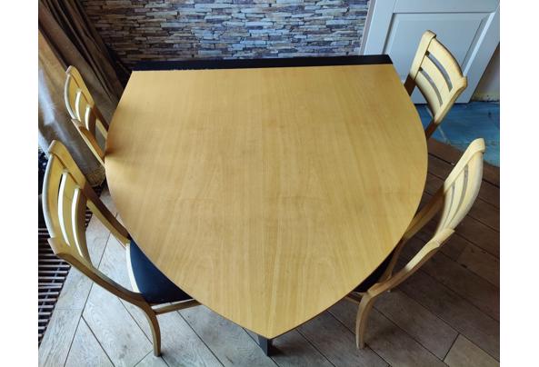 Eettafel met vier stoelen - 1