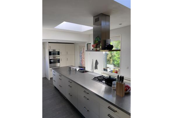 Groot rvs kookeiland met zijbouw en apparatuur  - IMG-3982