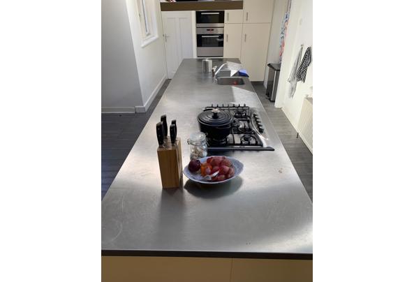 Groot rvs kookeiland met zijbouw en apparatuur  - IMG-3983