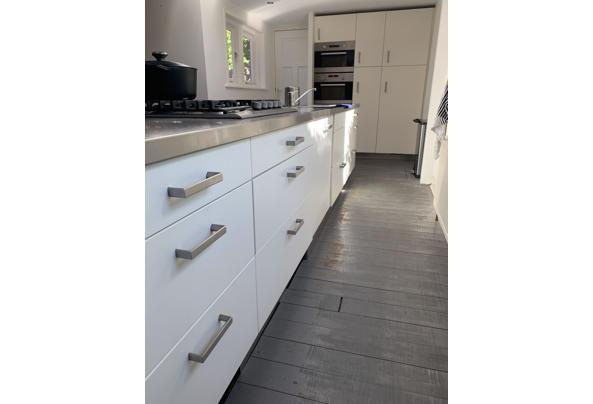 Groot rvs kookeiland met zijbouw en apparatuur  - IMG-3984