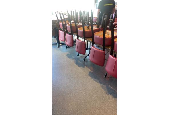 Heeft aandacht nodig goede en minder goede stoelen en banken - 39CDA87A-AB54-4B52-888F-7B326BC90D1F
