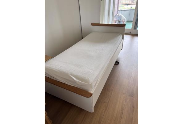 Elektrisch bed met twee nachtkastjes - IMG_1738